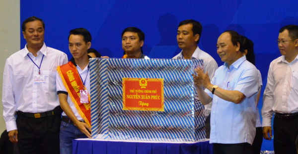 Thủ tướng Nguyễn Xuân Phúc tặng ti vi cho CNLĐ các tỉnh, thành phía Nam