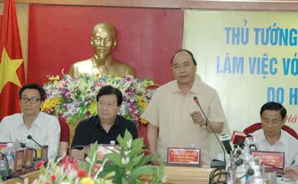 Thủ tướng Nguyễn Xuân Phúc phát biểu khẳng định Đảng, Nhà nước, Chính phủ sẽ đảm bảo giúp nhân dân các tỉnh miền Trung vượt qua khó khăn do hiện tượng hải sản chết hàng loạt