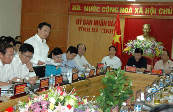 Ngay sau khi lãnh đạo các tỉnh phát biểu, Bộ trưởng Bộ TN&MT Trần Hồng Hà là Bộ trưởng được Thủ tướng chỉ định báo cáo đầu tiên về những triển khai của ngành TN&MT trong việc xác định nguyên nhân gây ô nhiễm môi trường và xử lý sự cố