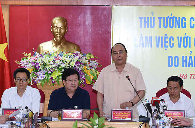 Thủ tướng Nguyễn Xuân Phúc chủ trì buổi làm việc với các bộ ngành và địa phương về hiện tượng cá chết hàng loạt. 
