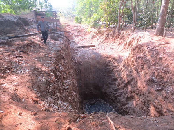 Người dân vùng biên giới huyện Lộc Ninh (Bình Phước) đào ao lấy nước tưới cây trồng mùa hạn. 