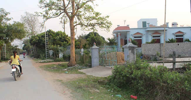 Những ngôi nhà của người dân xã Thanh Hưng, huyện Điện Biên được xây dựng kiên cố, tràn lan trên đất 5% của xã.