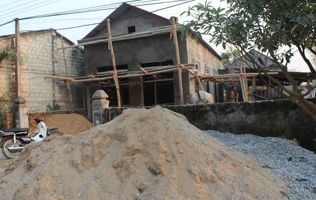 Hiện vẫn có hộ ngang nhiên xây nhà trên đất nông nghiệp tại xã Thanh Hưng. Tại sao? 