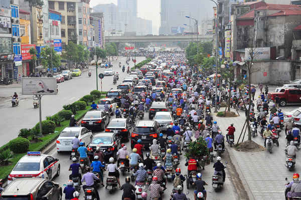 Sáng ngày 4/5, nhiều tuyến đường ở Thủ đô ùn tắc người dân tham gia giao thông gặp nhiều khó khắc