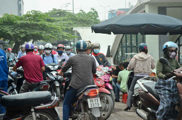 Người dân đi ngược chiều khiến vỉa hè tuyến đường Nguyễn Xiển cũng ùn tác