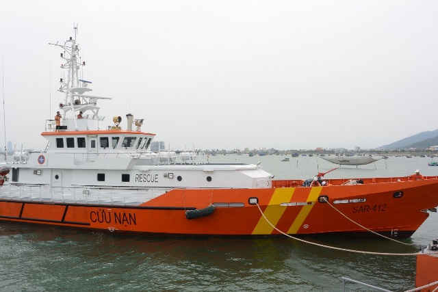 Tàu SAR-412 ra cứu hộ các ngư dân gặp nạn tại khu vực vùng biển Hoàng Sa của Việt Nam