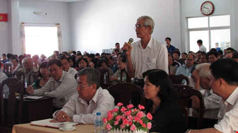 Cử tri Nguyễn Phước Tấn phát biểu tại hội nghị.