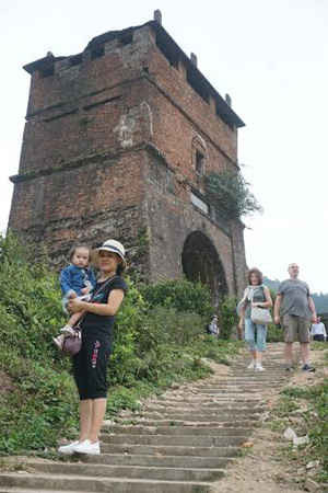 Du khách thăm công trình kiến trúc cổ Hải Vân Quan được xây dựng  từ thời Minh Mạng thứ 7 ( năm 1826)