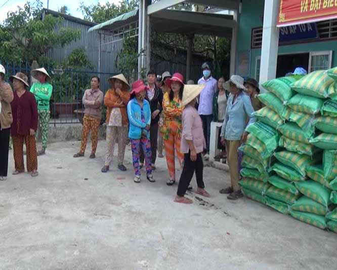  Cấp phát gạo, bồn chứa nước  và cấp nước ngọt cho nhân dân trên đảo Hòn Chuối, 
