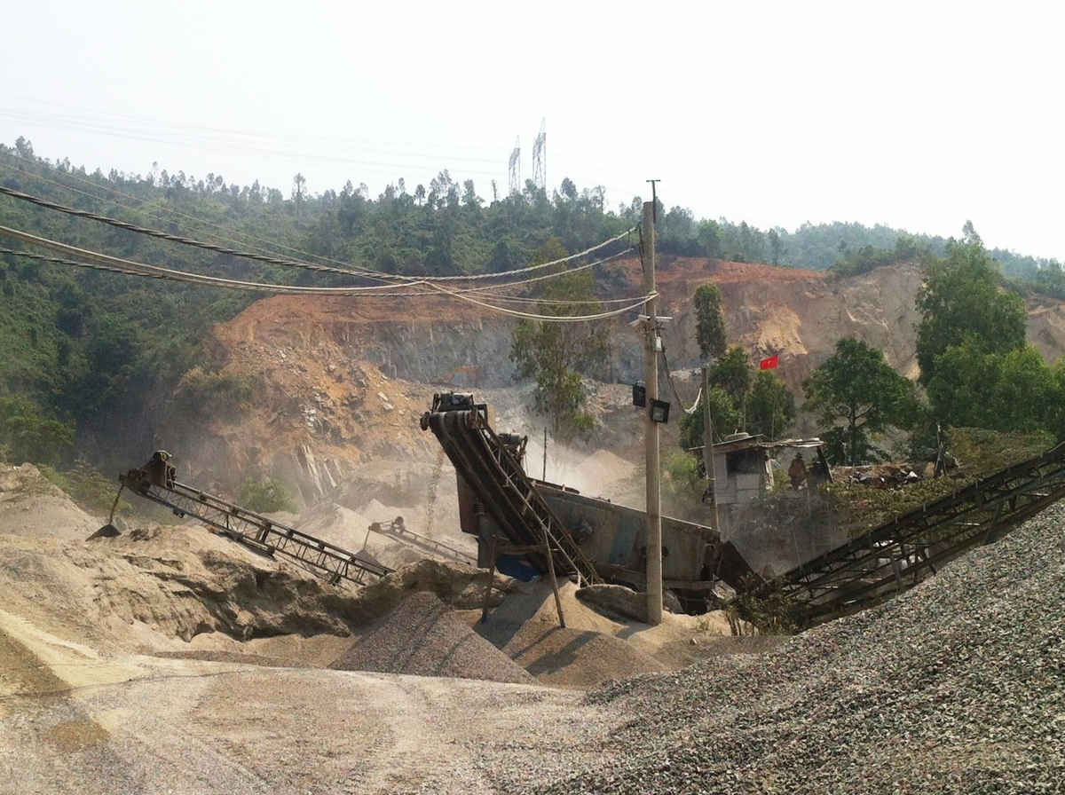 Mỏ đá của DNTN Huỳnh Đức May (Công ty TNHH Huỳnh Đức May) nằm ngay trên đầu thôn Phước Hậu 
