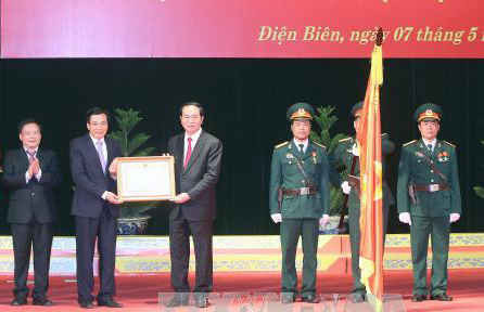 Ảnh 2: Chủ tịch nước Trần Đại Quang trao tặng Huân chương Lao động Hạng Nhất cho Đảng bộ, chính quyền và nhân dân các dân tộc tỉnh Điện Biên. (Ảnh: TTXVN)