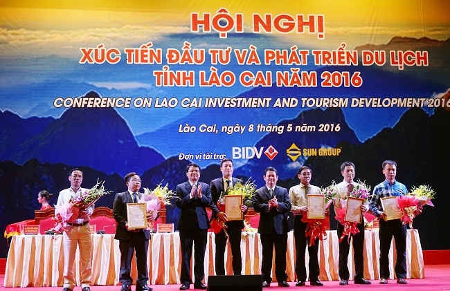 Lãnh đạo tỉnh Lào Cai trao quyết định đầu tư cho các tổ chức, doanh nghiệp
