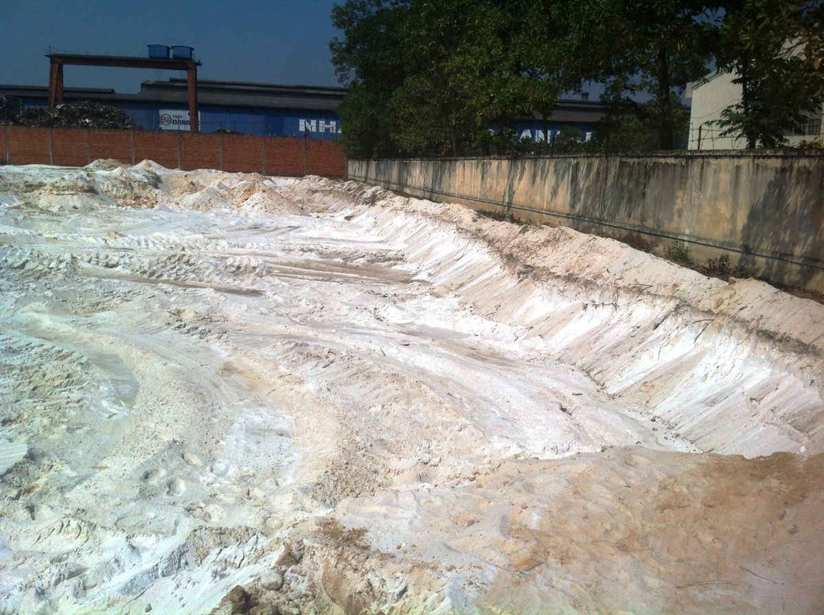 Tại hiện trường, Công ty Khoáng sản Transcend Việt Nam đã dùng phương tiện cơ giới đào sâu xuống cốt nền vị trí đã thuê làm kho bãi hơn 1,5 mét, để lấy cát trắng
