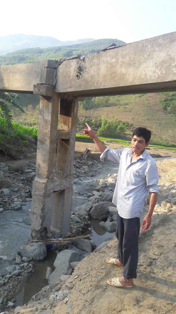 Anh Khương, một người dân địa phương dũng cảm tố cáo việc công trình đã hỏng, nứt hỏng và các khuất tất trong GPMB đường dây 500 kw chạy qua huyện Phù Yên. 