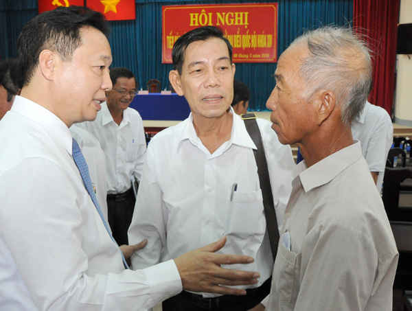 Bộ trưởng Trần Hồng Hà và lãnh đạo huyện Đất Đỏ lắng nghe ý kiến cử tri nông dân