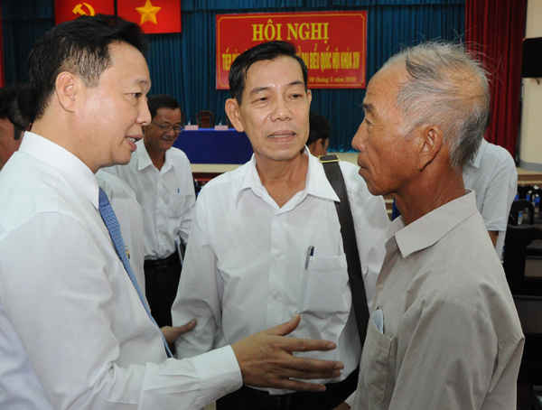 Bộ trưởng Trần Hồng Hà trao đổi, lắng nghe, ghi nhận và đề nghị huyện Đất Đỏ xem xét, giải quyết ngay nhu cầu của lão nông 70 tuổi này