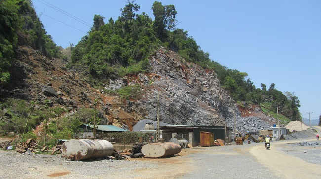 Điểm mỏ khai thác đá trái phép của bà Bùi Thị Tấm đã bị các cơ quan chức năng đình chỉ hoạt động