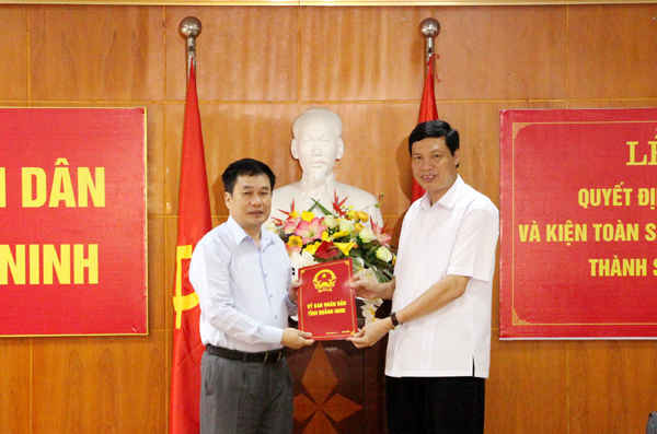 Ông Trịnh Đăng Thanh nhận Quyết định Phó Giám đốc phụ trách Sở Du lịch