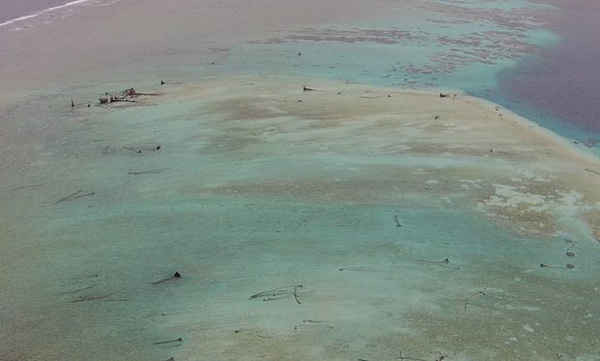 Những gì còn lại của một trong sáu hòn đảo bị xói mòn một phần ở quần đảo Solomons. Ảnh: HANDOUT / Reuters