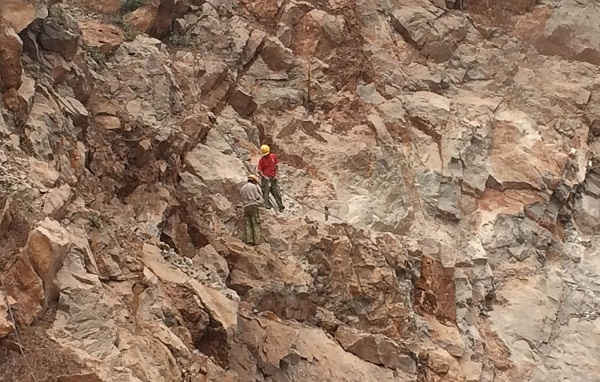 Công nhân không đồ bảo hộ vẫn khoan đá trên vách núi