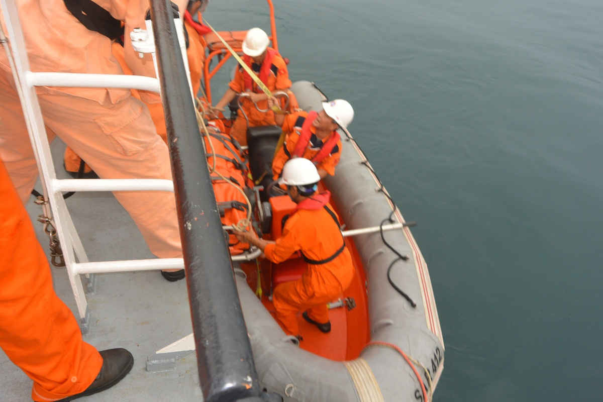 Thuyền viên tàu SAR 274 khẩn cấp cứu ngư dân bị nạn
