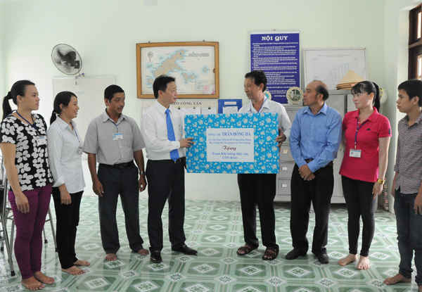 Nhân dịp đến thăm, Bộ trưởng Trần Hồng Hà đã trao tặng Trạm khí tượng Hải văn Côn Đảo một chiếc tivi panasonic 32 inch