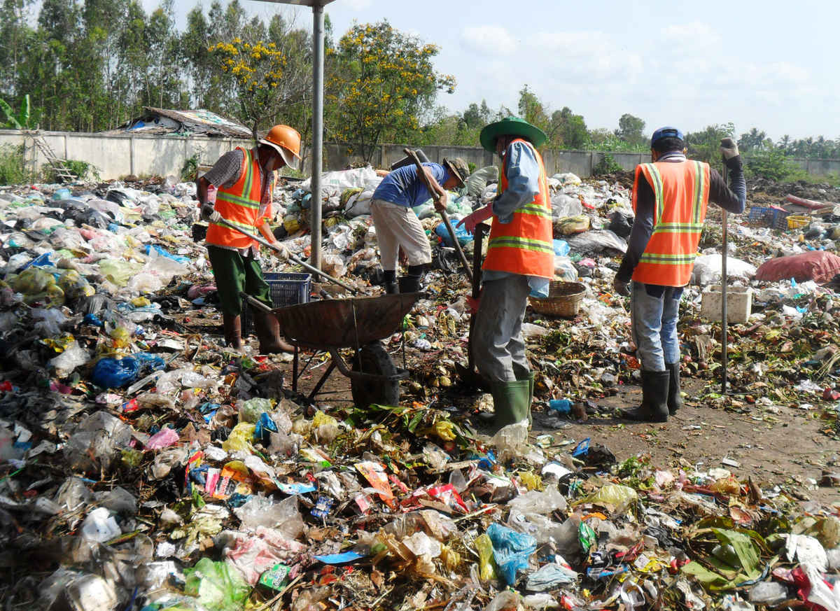 Do chưa được phân loại tại nguồn, nên trong rác thải sinh hoạt có rất nhiều chất thải nguy hại