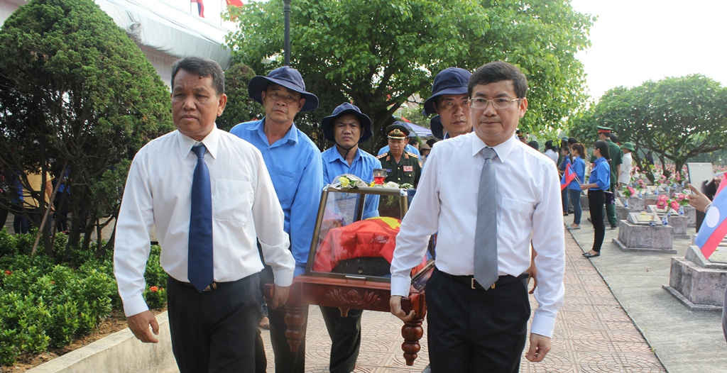 Lãnh đạo tỉnh Quảng Bình và lãnh đạo huyện Bố Trạch cùng tham gia chuyển hài cốt các anh vào Nghĩa trang Liệt sỹ Ba Dốc