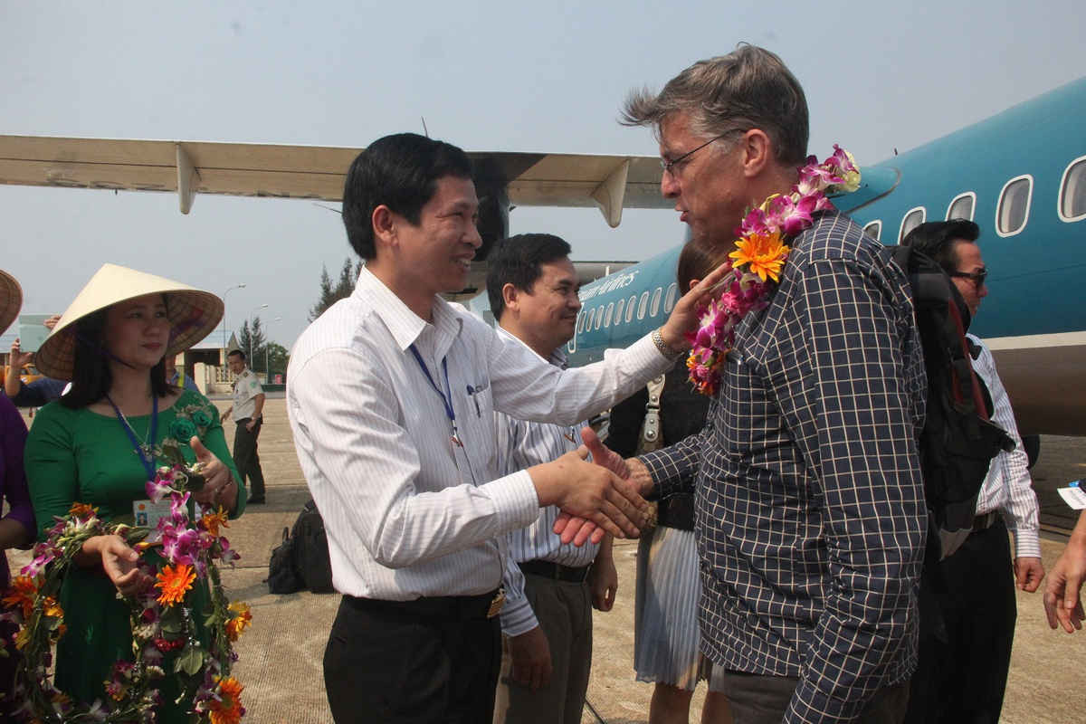 Ông Hồ An Phong- Giám đốc Sở Văn hóa, Thể thao và Du lịch tỉnh Quảng Bình tặng vòng hoa cho các Đại sứ tại sân bay