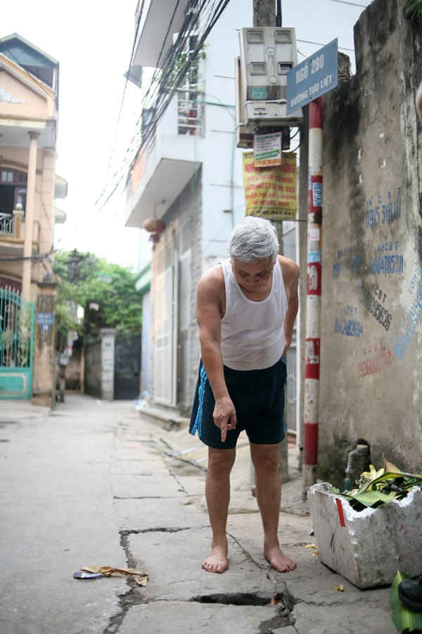 Người dân thôn Tựu Liệt (Tam Hiệp - Thanh Trì) rất bức xúc về việc nước sạch sao lại có cặn bẩn đen sì