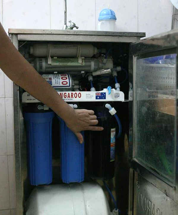 Người dân phải mua những chiếc máy lọc nước để phục vụ cho nước ăn hàng ngày nhưng tuổi thọ của những chiếc máy sử dụng nước ở đây rất ngắn