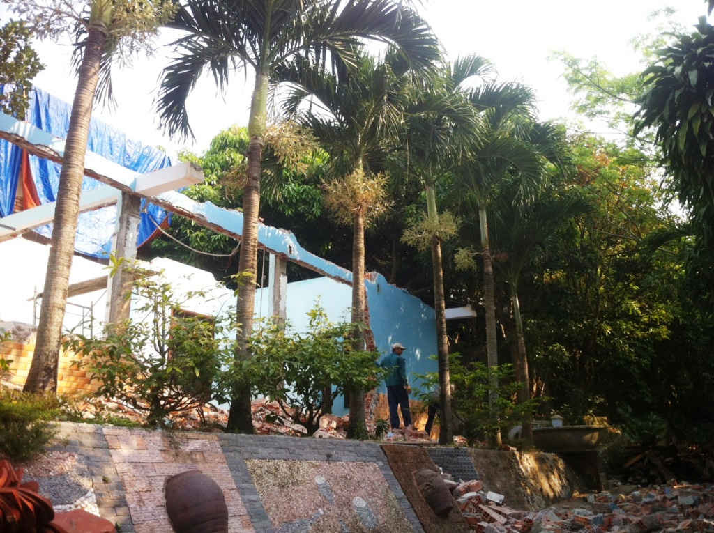 Gia đình ông Ngô Văn Quang đã dừng việc tháo dỡ khu biệt phủ xây dựng trái phép ở đồi Chim Chim, tiểu khu 11 rừng đặc dụng Nam Hải Vân (phường Hòa Hiệp Bắc, quận Liên Chiểu)