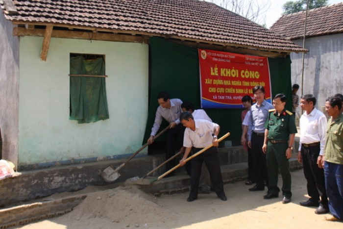 Các đại biểu xúc cát khởi công căn nhà “Nghĩa tình đồng đội” cho CCB Lê Văn Nhỏ.