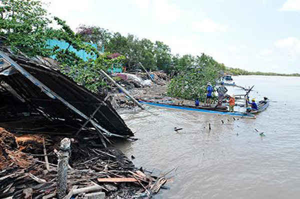 Hiện trường 5 căn nhà dân chỉ trong một đêm hoàn toàn bị đã chìm xuống sông do sụp lún