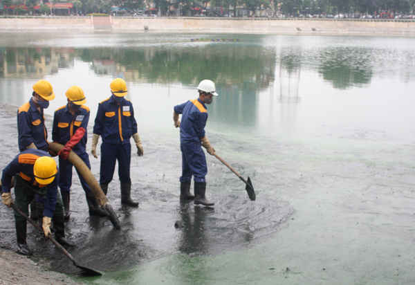 Công nhân môi cấp thoát nước hút bùn thải