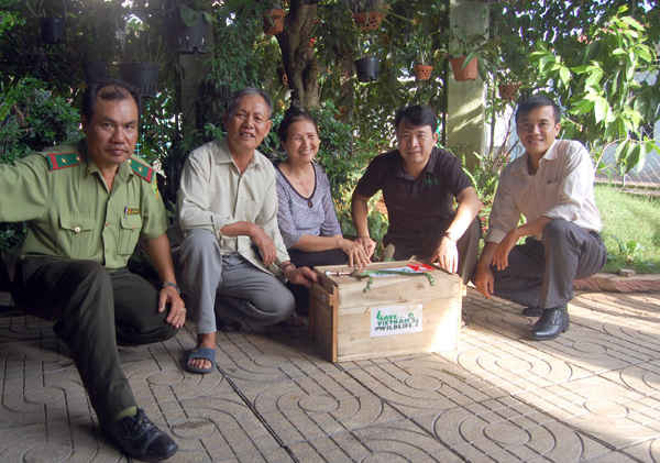 Cán bộ CPCP/SVW và Kiểm lâm Hạt Kiểm lâm Liên huyện Xuân Lộc - Long Khánh tiếp nhận cá thể Cầy vằn từ gia đình Ông Lưu Quang Mật.