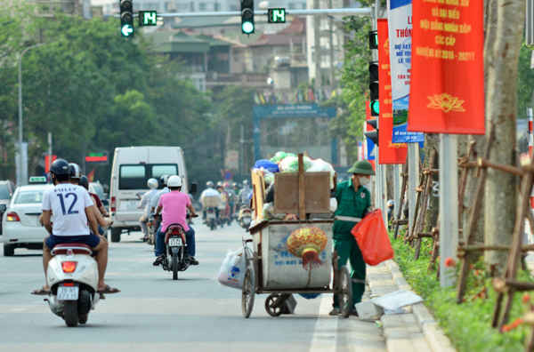 Những người công nhân dọn rác giũ gìn vệ sinh môi trường cho tuyến phố