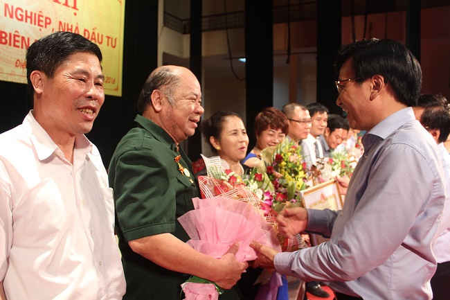Lãnh đạo tỉnh Điện Biên trao Bằng khen cho các doanh nghiệp tiêu biểu trong năm 2015.