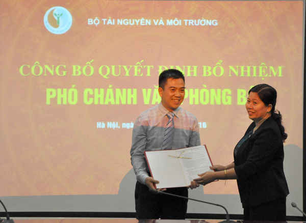 Thứ trưởng Nguyễn Thị Phương Hoa đã trao quyết định bổ nhiệm ông Đặng Ngọc Điệp giữ chức Phó chánh Văn phòng Bộ TN&MT