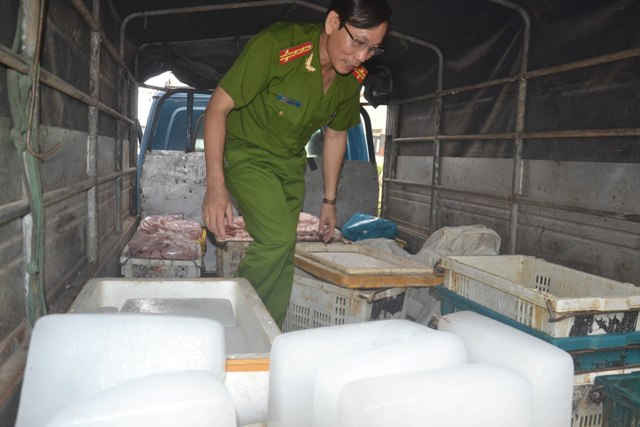 Đại tá Trần Thanh Nhơn đang kiểm tra số lượng nội tạng trên xe vận tải