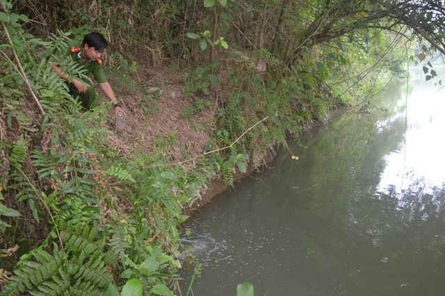 Cán bộ PC49 đang lấy mẫu tại điểm xả nước trực tiếp để thí nghệm xác định mức độ ô nhiễm tại sông Yên, thôn An Trạch, xã Hòa Tiến (huyện Hòa Vang).