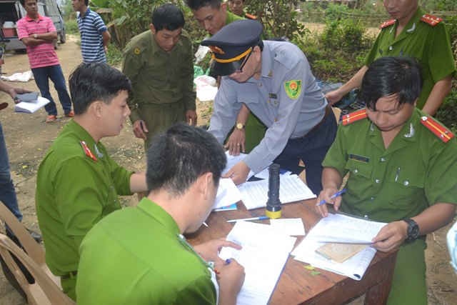 Ông Lê Văn Chánh, Chánh Thanh tra Chi cục chăn nuôi – thú y TP. Đà Nẵng cùng ông Lê Văn Thuận, Công an viên xã Hòa Tiến cùng ký vào biên bản làm việc