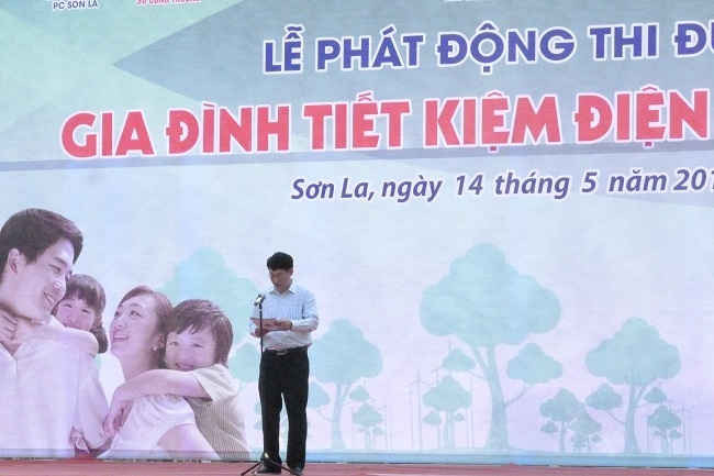 Ông Lê Trọng Bình, PCT UBND TP Sơn La phát động hưởng ứng tiết kiệm điện tới toàn thể nhân dân các dân tộc TP Sơn La.