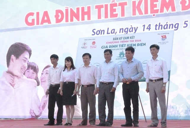Đại diện các phường trên địa bàn TP Sơn La ký cam kết thi đua tiết kiệm điện.