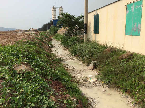Nước thải trắng đục của Trạm trộn bê tông Quang Sơn