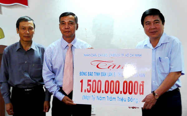 Đoàn lãnh đạo TP.HCM trao tặng 1,5 tỷ đồng cho đồng bào bị hạn tỉnh Đắk Lắk