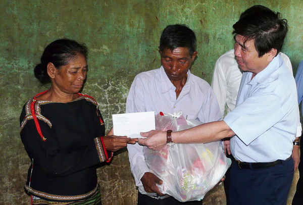 Lãnh đạo TP.HCM xuống thăm và tặng quà các gia đình khó khăn tại huyện Cư M’gar