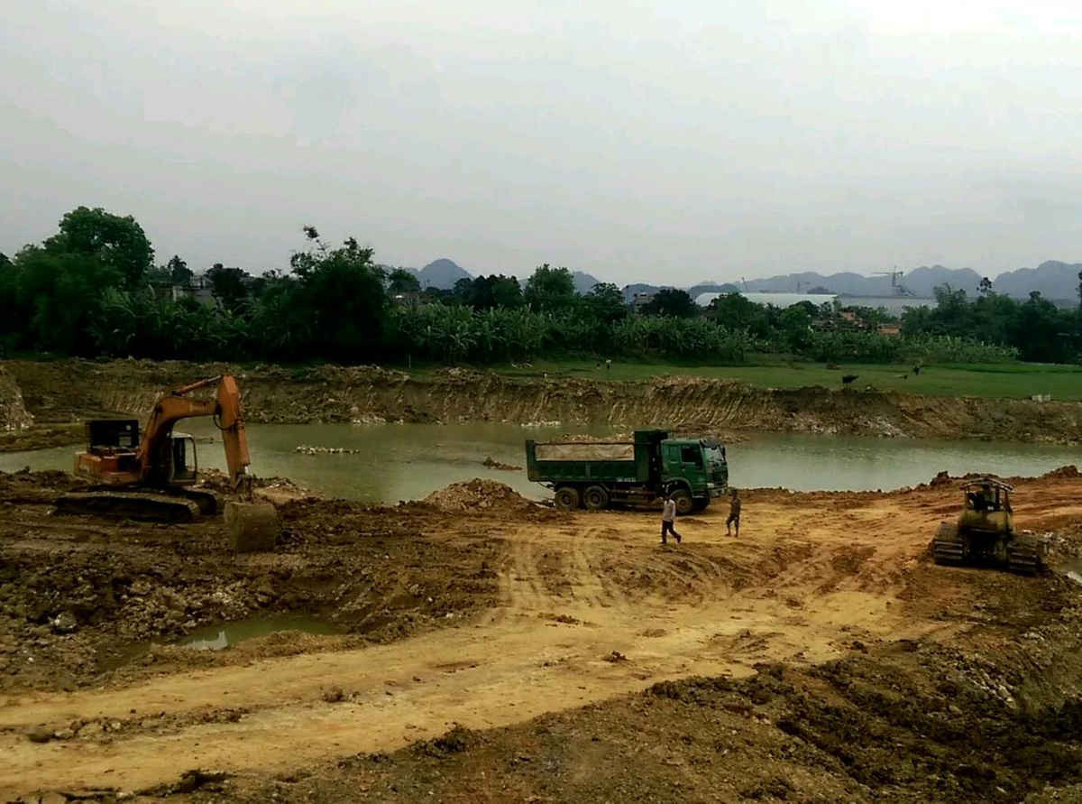Các xe tải chở đất lấy từ dự án nạo vét lòng sông để làm nguyên liệu cho nhà máy gạch Tuynel Lam Sơn