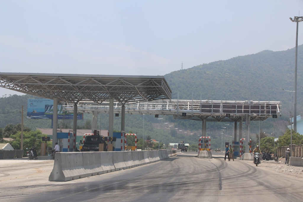Trạm thu phí của hầm đường bộ Phước Tượng- Phú Gia đặt tại thị trấn Lăng Cô đang trong công đoạn hoàn thiện, đưa vào hoạt động