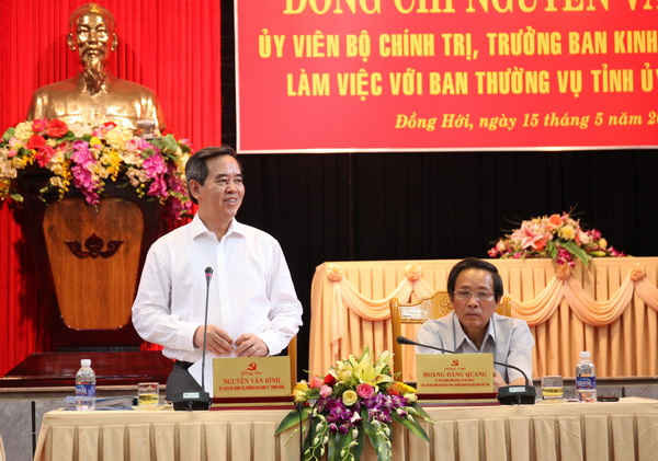 Ông Nguyễn Văn Bình - Ủy viên Bộ Chính trị, Trưởng Ban Kinh tế Trung ương phát biểu chỉ đạo tại buổi làm việc với Tỉnh ủy Quảng Bình. 